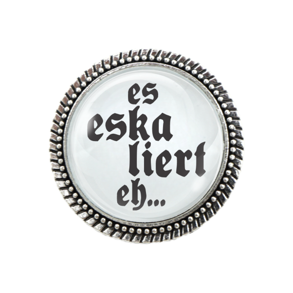 „Bayerische Trachtenbrosche in Silber – Ein humorvolles Accessoire für dein Trachten-Outfit.“